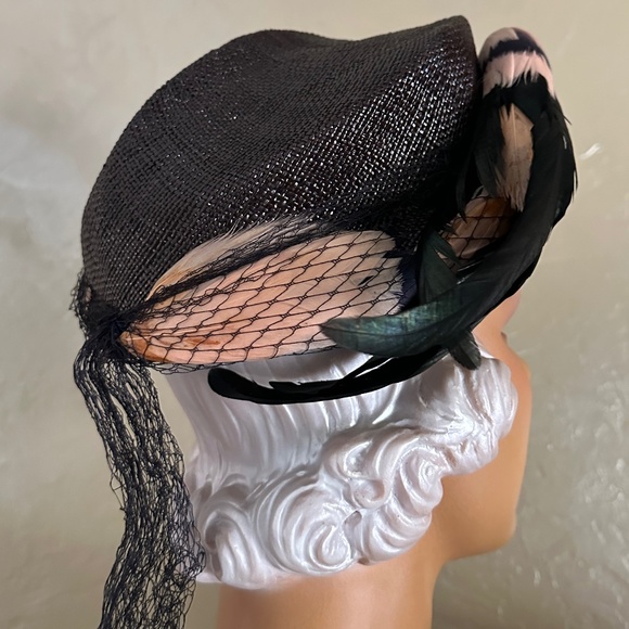 EXQUISITE 1940s\' BROWN STRAW HAT - PINK FEATHER TRIM + FEATHER \